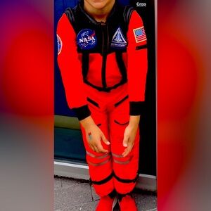 Astraunot costume comes with a helmet